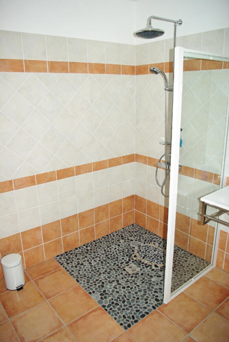 La salle de bains aménagée